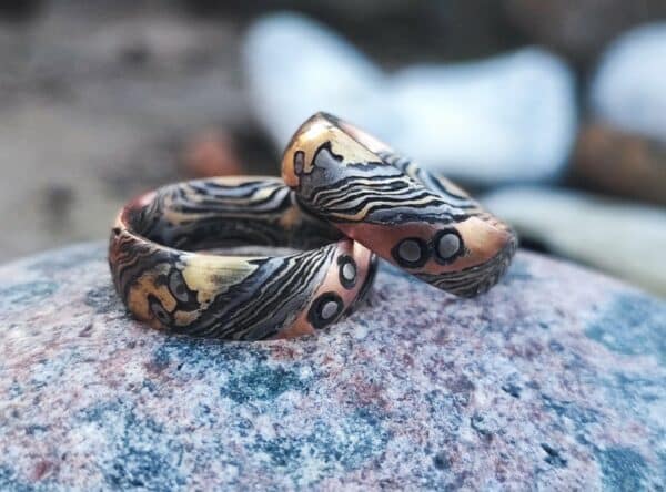 Trauringe Mokume Gane Gold 900 Rotgold 585 Palladium 500 Silber Holzmaserung mit Augen geätzt 1 Paar