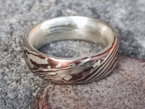 Mokume-Gane-Ring aus Silber und Kupfer – Unikat von Leguan Schmuck Design