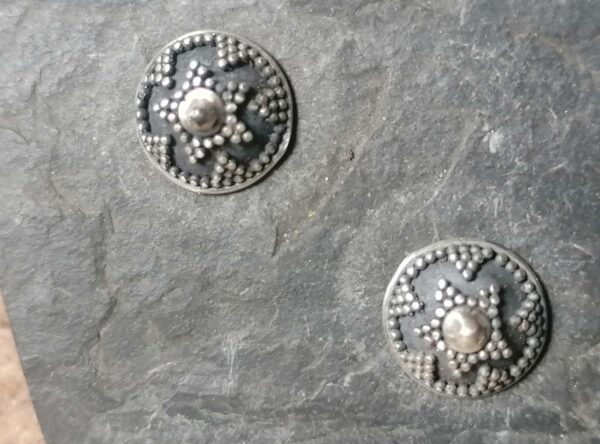 Ohrstecker Silber 925 Scheibe Schild granuliert belötet geschwärzt