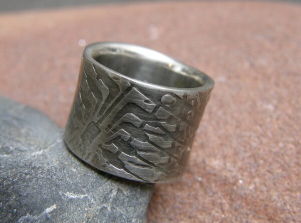 Unikat Ring Silber 925 breit geschmiedet Leguanhaut geschwärzt 56