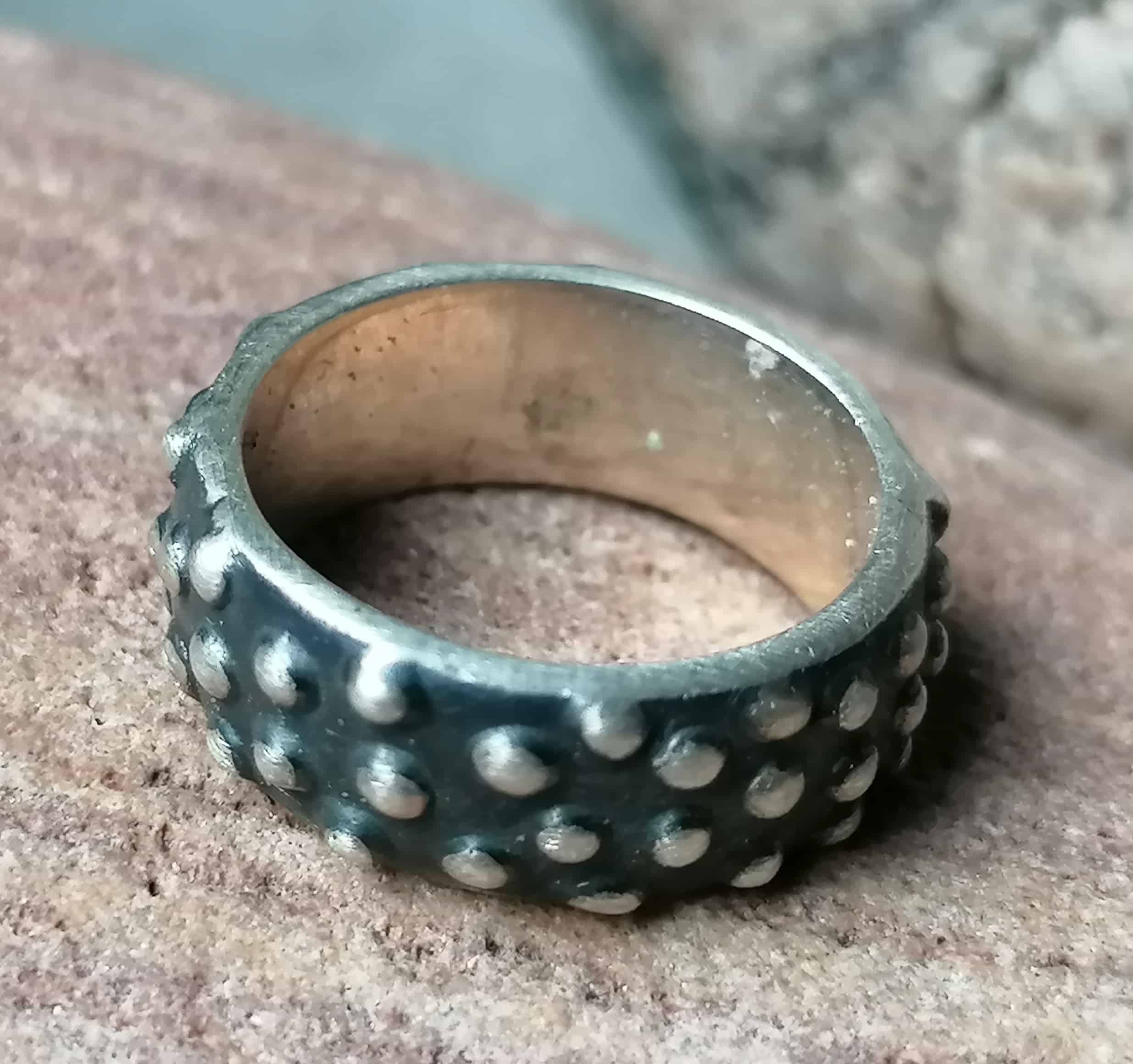 schlichter Unikat Ring Silber 925 Nieten Knubbel geschwärzt Schiene 53