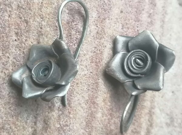 Unikat Ohrschmuck Ohrhänger Ohrring Silber 925 geschwärzt Rose ziseliert