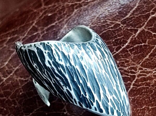 Ring Silber 925 Kralle ergonomisch flächig geschmiedet gehämmert Rindenstruktur geschwärzt Ringgröße 53