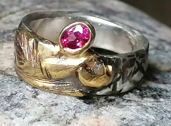 Unikat Ring Silber 925 Gold 750 Rindensstruktur Rubin Ringgröße 53 Leguanhaut mit Strukturen