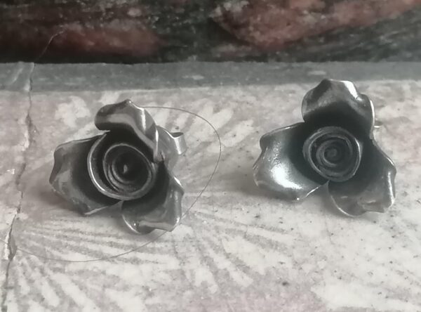 Unikat Ohrschmuck Ohrstecker Ohrring Silber 925 geschwärzt Rose ziseliert