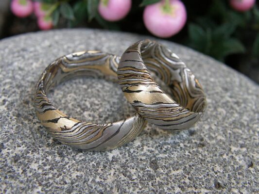 So individuell wie das Brautpaar: Trauringe nach Wunsch im Goldschmiede-Onlineshop.