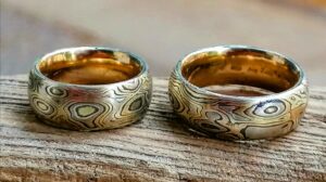 Mokume-Gane-Trauringe auf Goldschmiedewerkzeug
