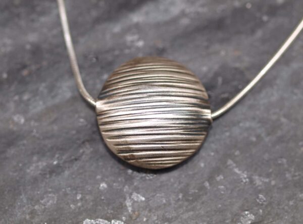 Kette Silber mit Anhänger Linse mit Holzmaserung Unikat